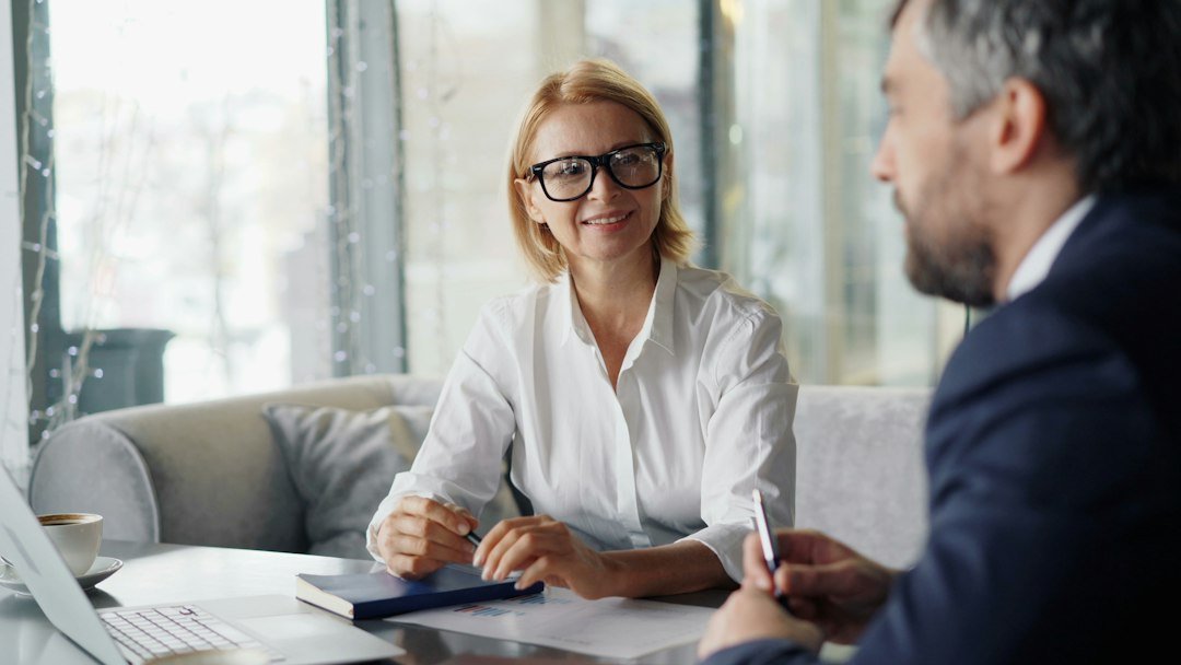 Conseiller en assurance échangeant avec un client dans un bureau moderne