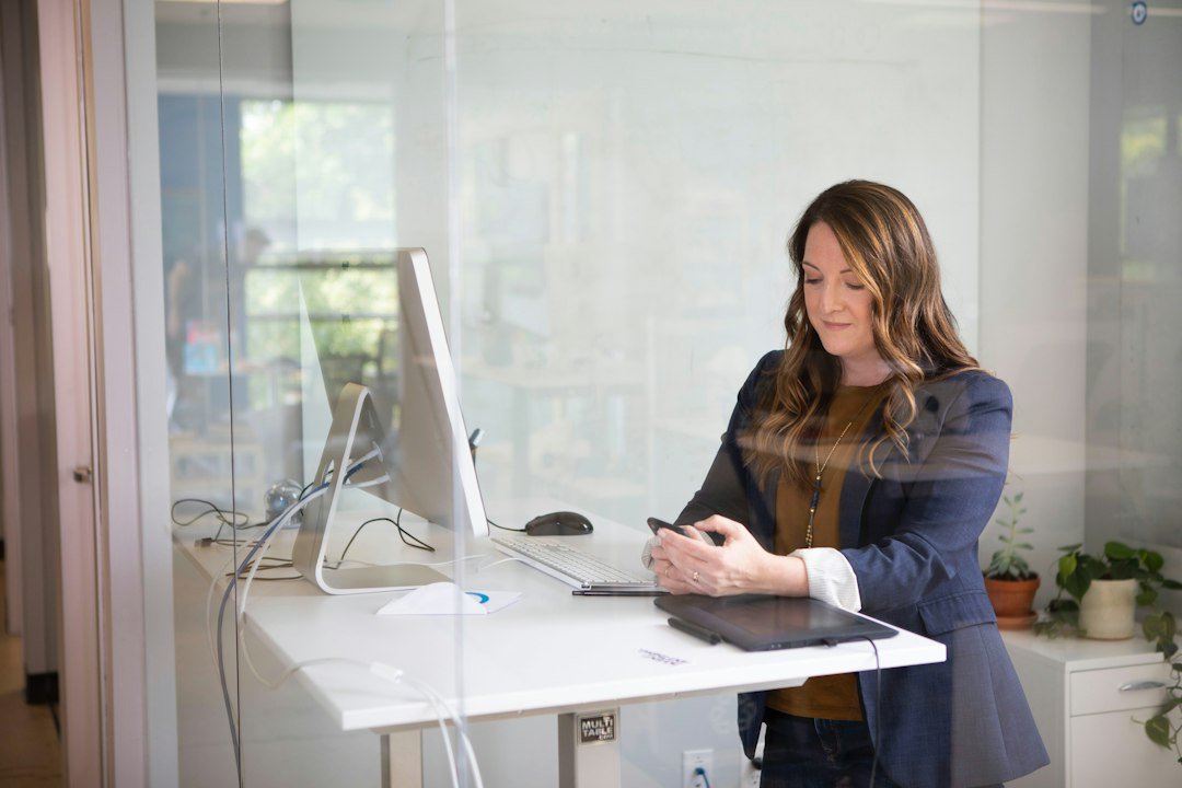 Conseillère professionnelle dans un bureau moderne
