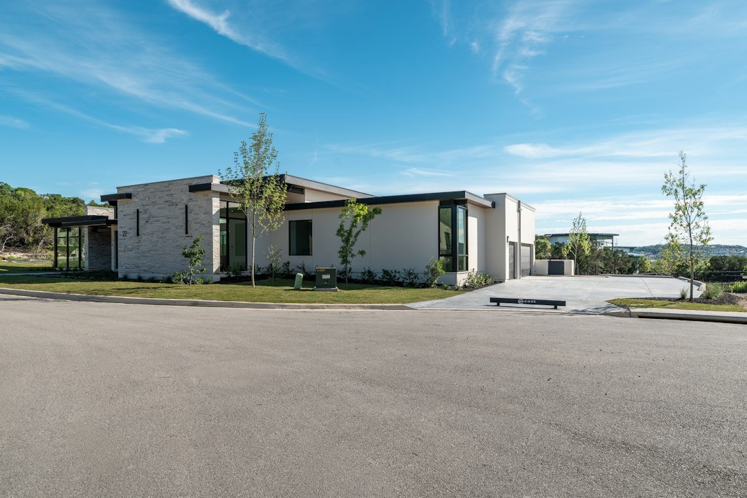 Maison familiale contemporaine avec entrée moderne