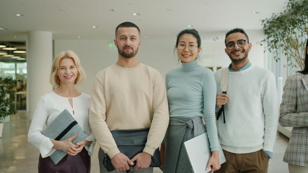 Équipe professionnelle dans des bureaux modernes