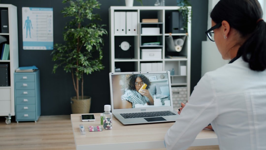 Professionnelle de santé en consultation moderne